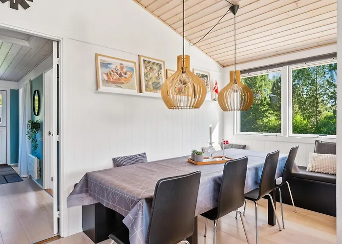 In With 4 Bedrooms And Wifi 度假居